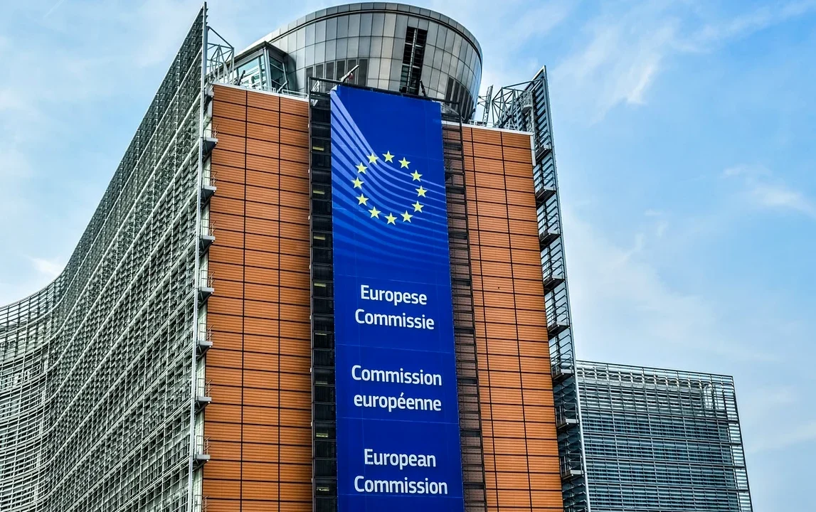 Planul de urgență al Bruxelles-ului: telemuncă obligatorie și transport public ieftin pentru a contracara explozia prețurilor la energie