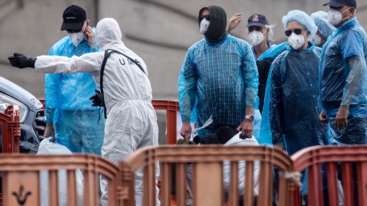 Începe evacuarea de pe nava afectată de hantavirus: primul avion cu pasageri spanioli a plecat din Tenerife către Madrid