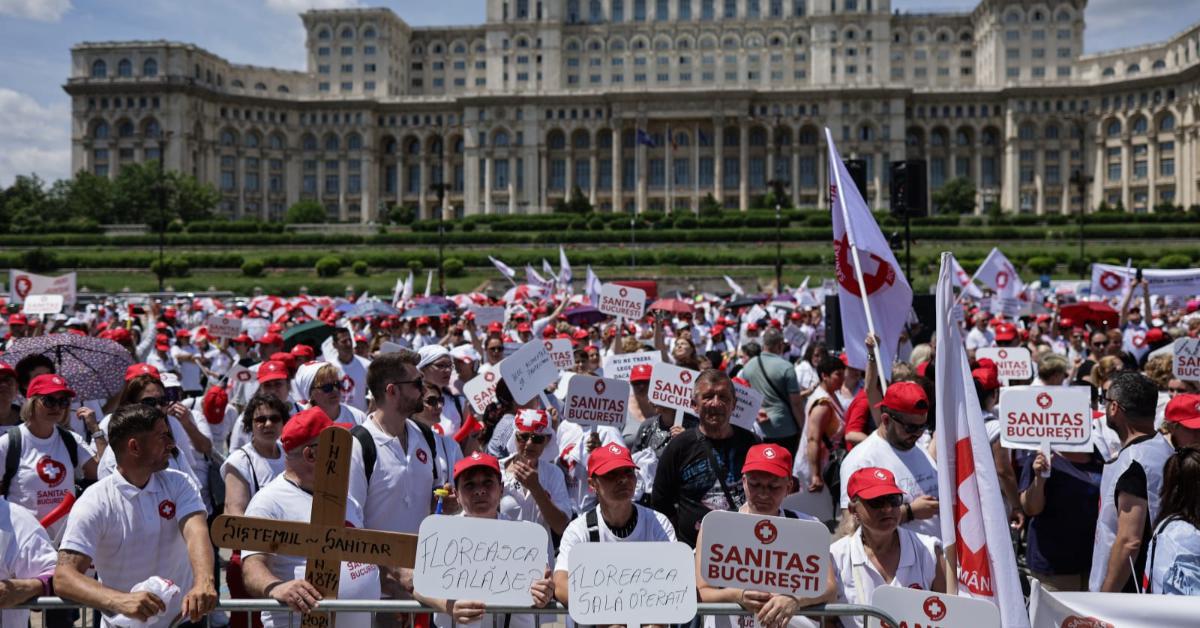 Proteste de amploare în toată țara împotriva noii legi a salarizării unice: mii de angajați din sănătate blochează Capitala, în timp ce la Cugir s-a declanșat greva generală