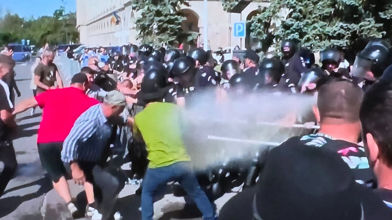 Incidente violente la protestul oierilor din București: jandarmii au intervenit cu spray lacrimogen după forțarea gardurilor de protecție