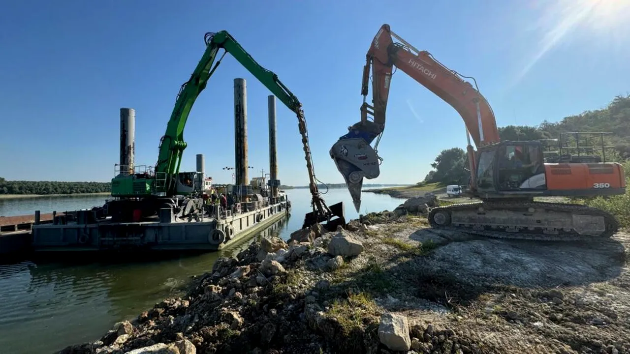 Scufundarea celor patru barje pe Dunăre, amânată pentru joi dimineață