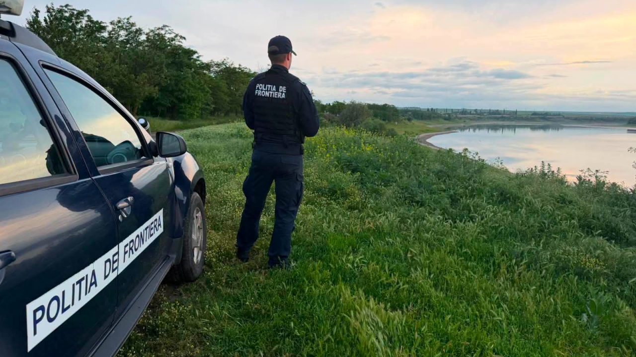 Adolescent de 16 ani, salvat din apele râului Prut de polițiștii de frontieră români