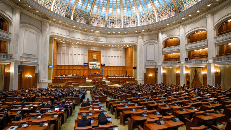 Legea integrității, adoptată de Senat cu sprijin transpartinic: tensiuni în USR și PNL, în timp ce Ilie Bolojan a absentat de la vot