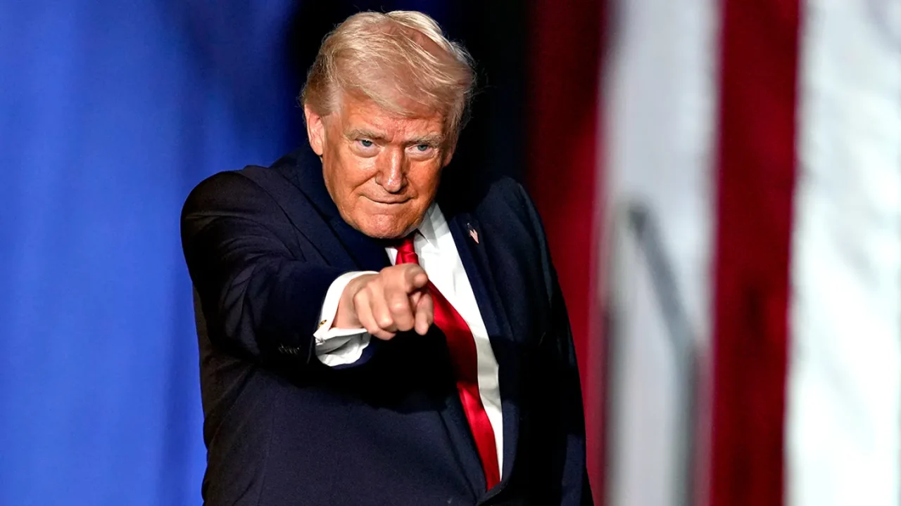 Donald Trump interzice accesul CNN, MSNOW și Politico la Casa Albă și amenință cu noi restricții pentru presă