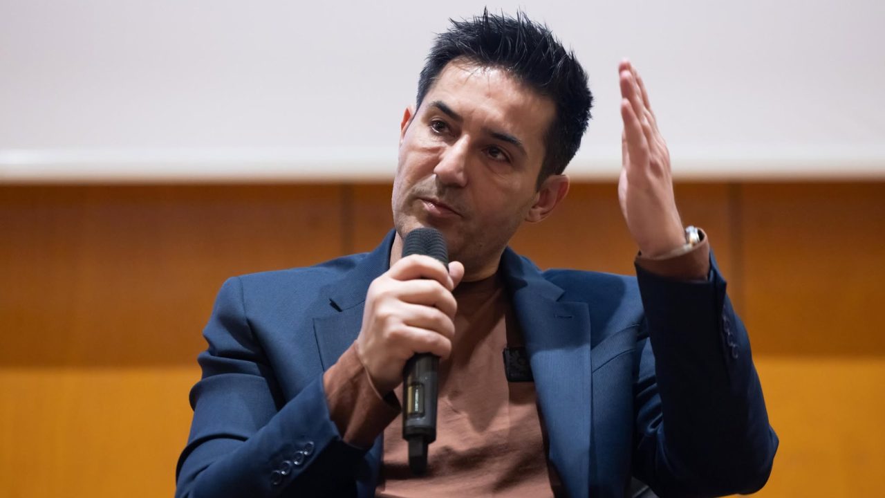 Sondaj lansat de Claudiu Manda pe facebook: reacție vehementă împotriva învestirii Guvernului Siegfried Mureșan